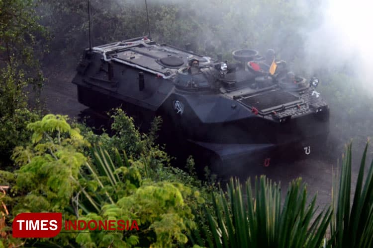 Puluhan Ranpur Amfibi Yonranratfib 2 Marinir Mendarat di Pantai Banongan