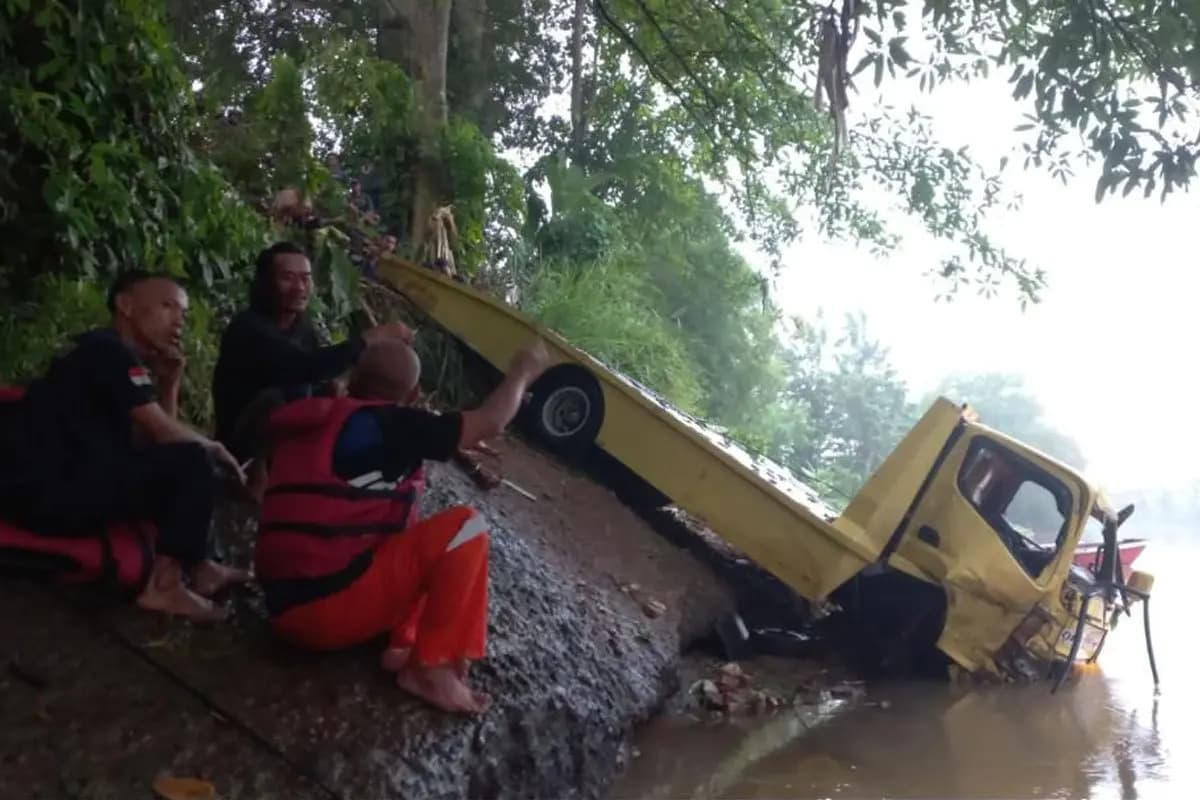 Sopir Diduga Microsleep, Truk Towing Terjun ke Sungai Citanduy Usai Tabrak Rumah Warga